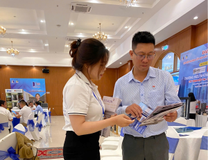 Đội ngũ LuxSlim đang tư vấn trực tiếp cho khách tham dự tại Đại hội Chi hội Ngành Cửa