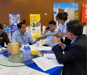 Đội ngũ LuxSlim đang tư vấn trực tiếp cho khách tham dự tại Đại hội Chi hội Ngành Cửa